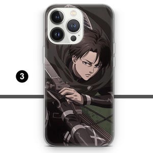 Puede incluir: Una funda transparente para tel&eacute;fono con un gr&aacute;fico de un personaje del anime Ataque a los Titanes. El personaje sostiene un arma y tiene una expresi&oacute;n decidida. La funda est&aacute; dise&ntilde;ada para un iPhone.