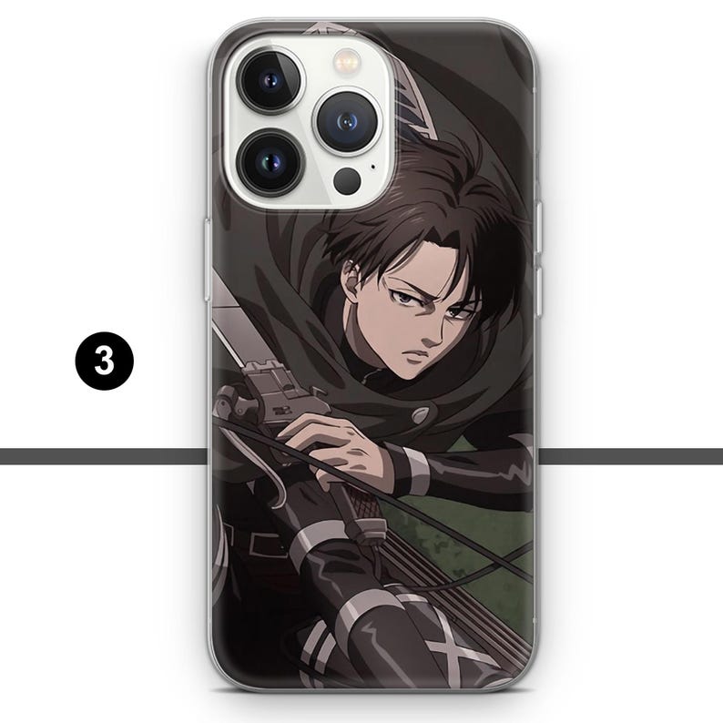 Puede incluir: Una funda transparente para tel&eacute;fono con un gr&aacute;fico de un personaje del anime Ataque a los Titanes. El personaje sostiene un arma y tiene una expresi&oacute;n decidida. La funda est&aacute; dise&ntilde;ada para un iPhone.
