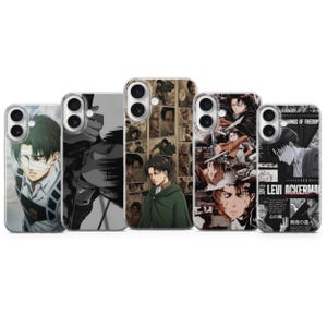 Könnte beinhalten: Fünf transparente Smartphone-Hüllen mit verschiedenen grafischen Illustrationen der Anime-Figur Levi Ackerman aus Attack on Titan. Die Designs zeigen Manga-Panels, Actionszenen und Porträts der Figur in Schwarz, Weiß und Grün.