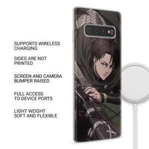 Puede incluir: Una funda transparente para tel&eacute;fono con un gr&aacute;fico de un personaje de anime sosteniendo un arco y una flecha. El personaje lleva una capa verde y tiene el pelo casta&ntilde;o. La funda es compatible con la carga inal&aacute;mbrica.