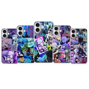 Peut inclure: Cinq coques de smartphone présentant un collage d'illustrations de personnages de style anime dans des tons vifs de bleu, violet et rose. Les motifs incluent diverses scènes, des textes comme "DISCONNECT" et "TRY AGAIN" et des personnages.