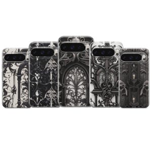 Peut inclure: Cinq coques de téléphone rectangulaires disposées en rangée, chacune présentant un motif architectural complexe en noir et blanc. Les designs affichent des ferronneries détaillées, des portails arqués et des volutes ornementales.