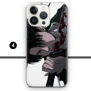 Puede incluir: Una funda transparente para tel&eacute;fono con una ilustraci&oacute;n en blanco y negro de un personaje de anime sosteniendo una espada ensangrentada. El personaje tiene el pelo largo y negro y lleva una chaqueta verde.