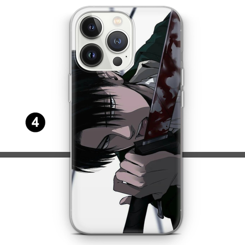 Puede incluir: Una funda transparente para tel&eacute;fono con una ilustraci&oacute;n en blanco y negro de un personaje de anime sosteniendo una espada ensangrentada. El personaje tiene el pelo largo y negro y lleva una chaqueta verde.