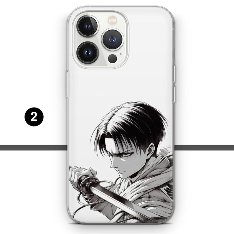 Puede incluir: Una funda transparente para tel&eacute;fono con una ilustraci&oacute;n en blanco y negro de un personaje del anime Ataque a los Titanes. El personaje sostiene una espada y tiene una expresi&oacute;n seria en su rostro.