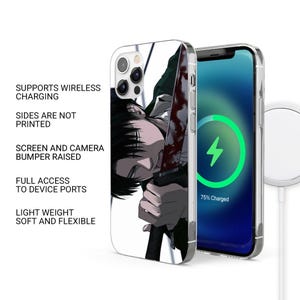 Puede incluir: Una funda transparente para tel&eacute;fono con un personaje de anime en blanco y negro sosteniendo un cuchillo. La funda tiene un parachoques elevado para proteger la pantalla y la c&aacute;mara. La funda para tel&eacute;fono es compatible con la carga inal&aacute;mbrica.