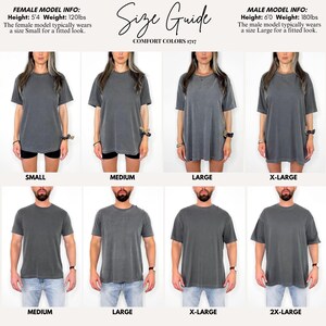 Pu&ograve; includere: Guida alle taglie per le t-shirt Comfort Colors 1717. L'immagine mostra modelli che indossano le magliette in varie taglie, dalla Small alla 2X-Large. La modella &egrave; alta 163 cm e pesa 54 kg, mentre il modello &egrave; alto 183 cm e pesa 82 kg. Il testo include anche la taglia tipica della modella e del modello per una vestibilit&agrave; aderente.