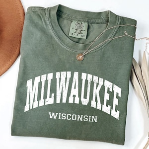Distressed Milwaukee Wisconsin Tee: Retro College Style Souvenir