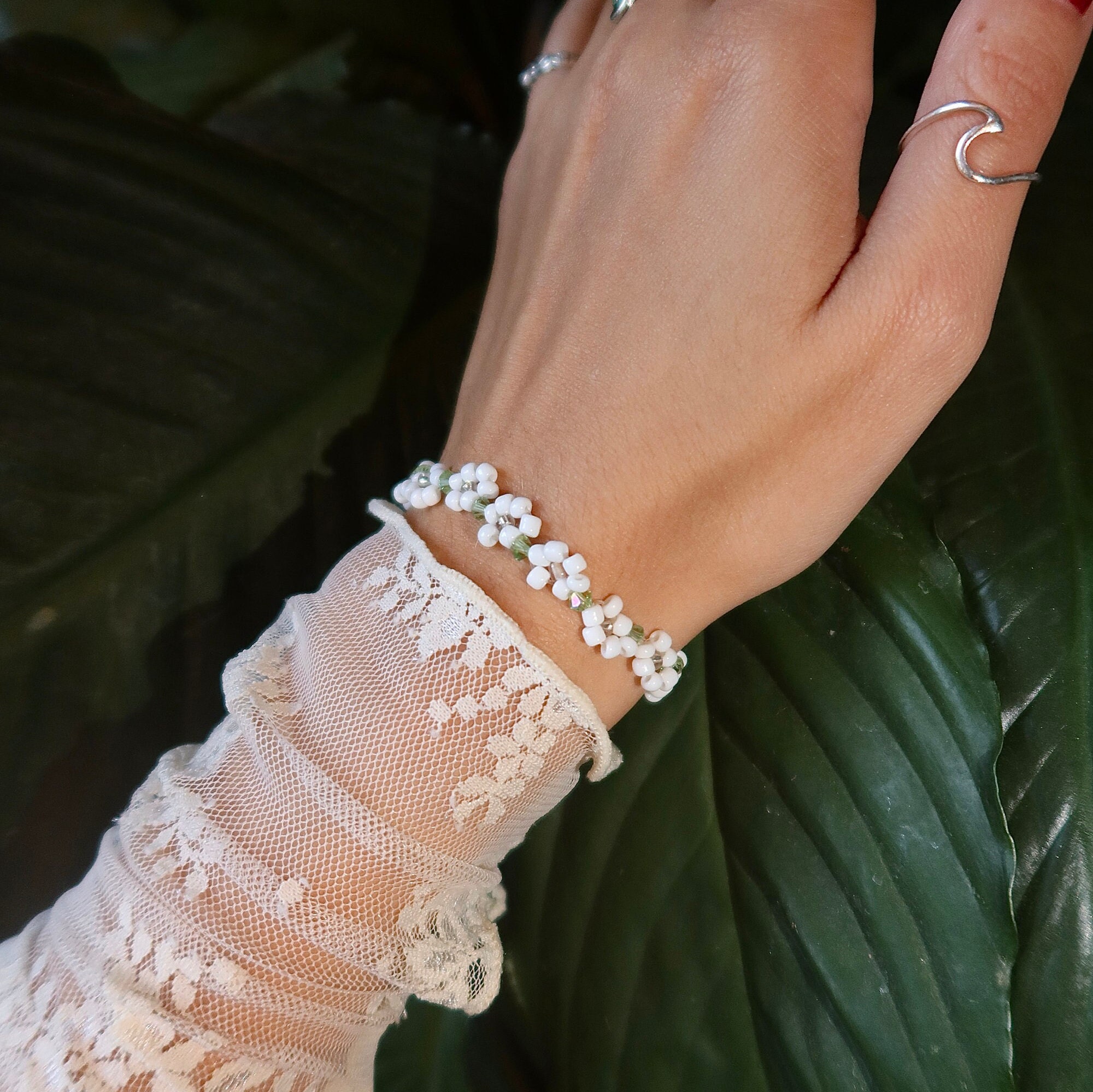 Cybche Braccialetto di perle a strati Boho Braccialetto con margherita bianca Braccialetto floreale di perle Braccialetto floreale Bracciale elastico di perle Gioielli per le donne, Zinco