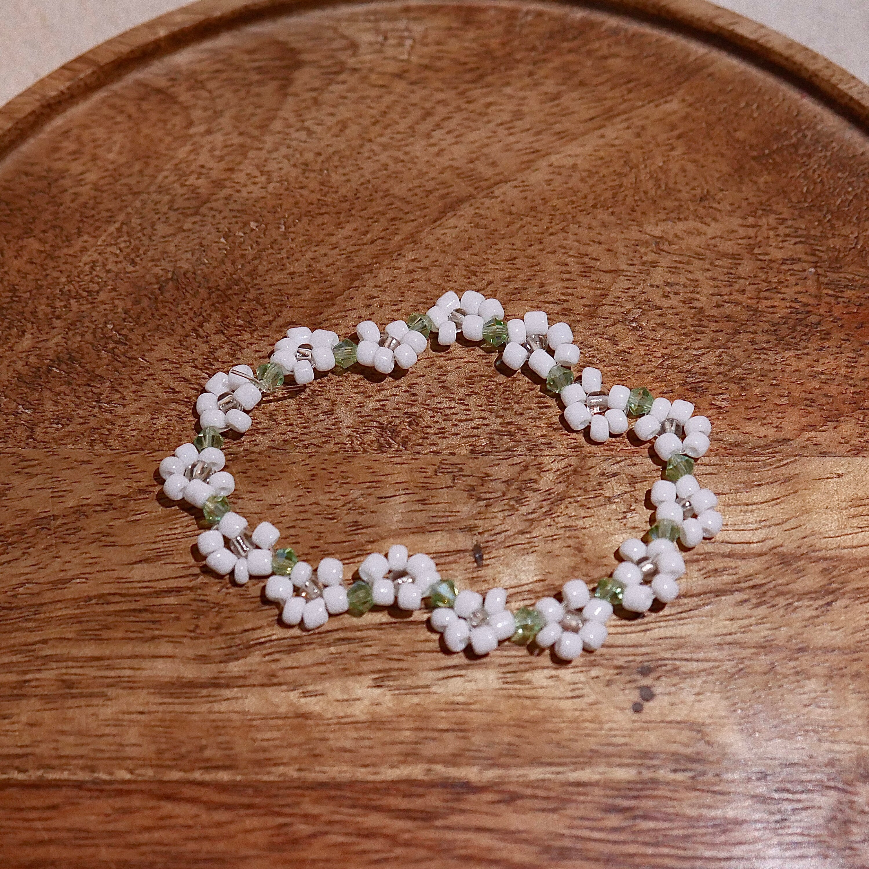 Bracciale Elastico Vintage Con Margherite Bianche E Perle A Strati - Gioiello Floreale Donna, Regalo Feste E Compleanni