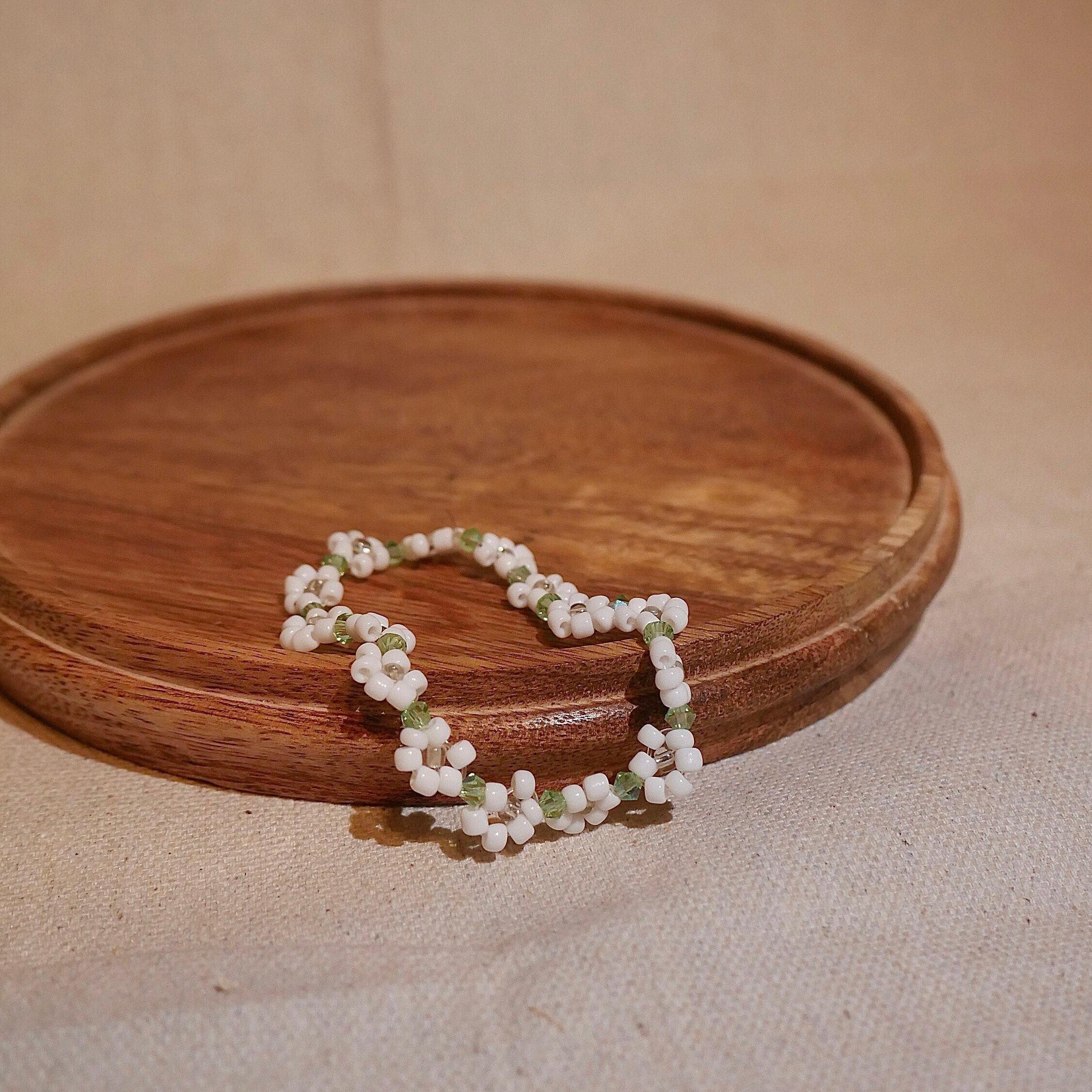 Bracciale Elastico A Strati Con Margherite E Perle – Vintage Floreale Per Donna - 2
