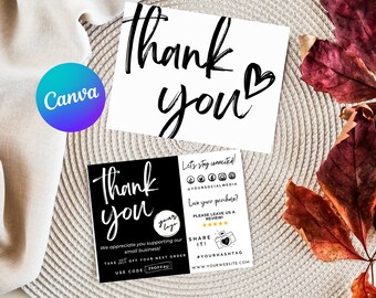 Könnte beinhalten: Schwarze und weiße Dankeskarte mit handschriftlicher Schrift. Die Karte lautet "Danke" und "Wir schätzen es, dass Sie unser kleines Unternehmen unterstützen!" Sie enthält auch einen Rabattcode für 20 % Rabatt auf die nächste Bestellung. Die Karte liegt auf einer geflochtenen Strohmatte mit Herbstblättern.