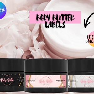 Pode incluir: Três frascos pretos com rótulos brancos que dizem "Body Butter Vanilla" e "Your Brand Name". Os rótulos têm um design dourado. Os frascos estão sobre um fundo branco com flores cor-de-rosa.