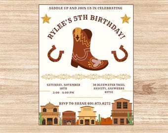Puede incluir: Una invitación blanca con una bota vaquera marrón, dos estrellas doradas y dos herraduras marrones. El texto dice "Saddle Up and Join Us in Celebrating Rylee's 5th Birthday!" La invitación incluye la fecha, la hora y la ubicación de la fiesta, así como un número de RSVP.
