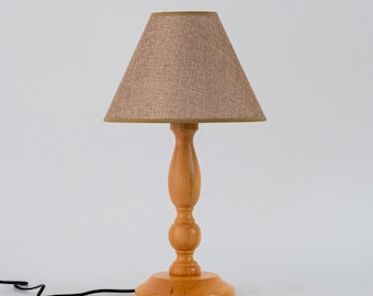 Lampada da tavolo in legno artigianale, lampada da comodino con paralume classico, lampada da scrivania con base in legno, lampada da tavolo per arredamento tradizionale, lampada da comodino vintage