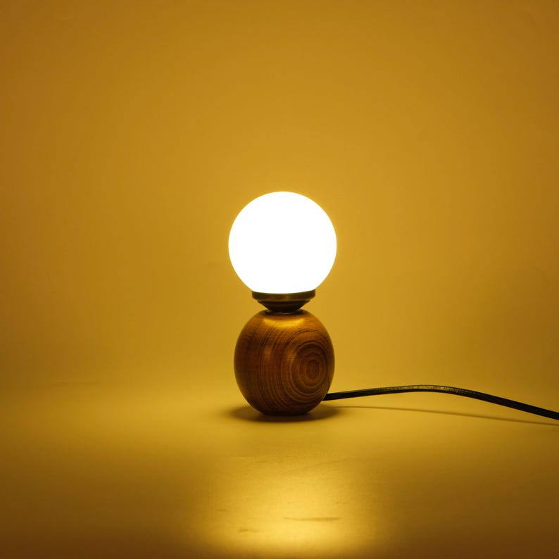 Lámpara de mesa pequeña de madera con globo de cristal, lámpara de mesa minimalista moderna, lámpara de escritorio de mediados de siglo, lámpara de noche de nogal, lámpara de mesa acogedora.