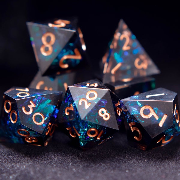 Set completo di dadi DND in resina fatti a mano per giochi di ruolo, set di dadi D&D blu e neri DND, set di dadi con bordi affilati scintillanti della galassia