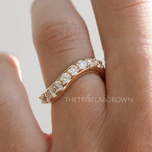 Gebogen diamanten trouwring, ronde labgegroeide diamanten band, curve gouden ring, vintage chevronband, stapelbare jubileumband
