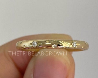 Fede nuziale con incisione a stella in oro massiccio 14k, fascia abbinata celeste Moissanite stella da 2 mm, anello impilabile vintage, anello anniversario per le donne