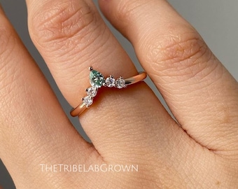 Banda de boda curvada de moissanita verde, anillo de contorno de oro sólido de 14k, banda de apilamiento, regalo nupcial a juego de Chevron, anillo de aniversario para ella