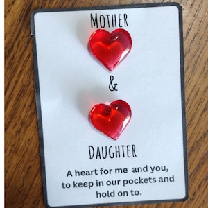 Mãe e filha coração de bolso, presente para minha mãe, dois corações combinando presente mãe, coração de bolso aperto abraço, coração de bolso sentimental abraço