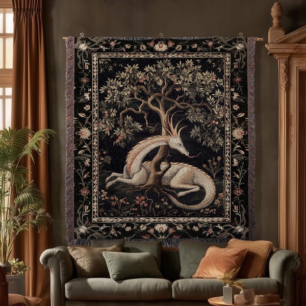 Folklore-Drachen-Webdecke | Mittelalterliche Ästhetik, Märcheninspirierte Wandkunst, Cottagecore-Stil, Fairycore-Webdecke, Wandteppich, Botanik |