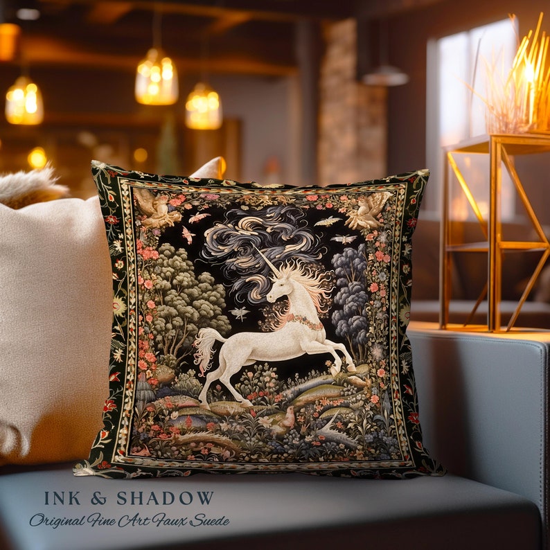K&ouml;nnte beinhalten: Ein schwarzes und goldenes Kissen mit einem Tapisserie-Design, das ein wei&szlig;es Einhorn zeigt, das durch einen Wald rennt. Das Kissen tr&auml;gt den Text "INK & SHADOW Original Fine Art Faux Suede", der unten aufgedruckt ist.
