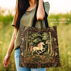 Może przedstawiać: Czarna torba z pł&oacute;tna z białym jednorożcem w scenie leśnej. Torba z pł&oacute;tna ma nadrukowany tekst "INK & SHADOW Fine Art Canvas Tote" na g&oacute;rze.