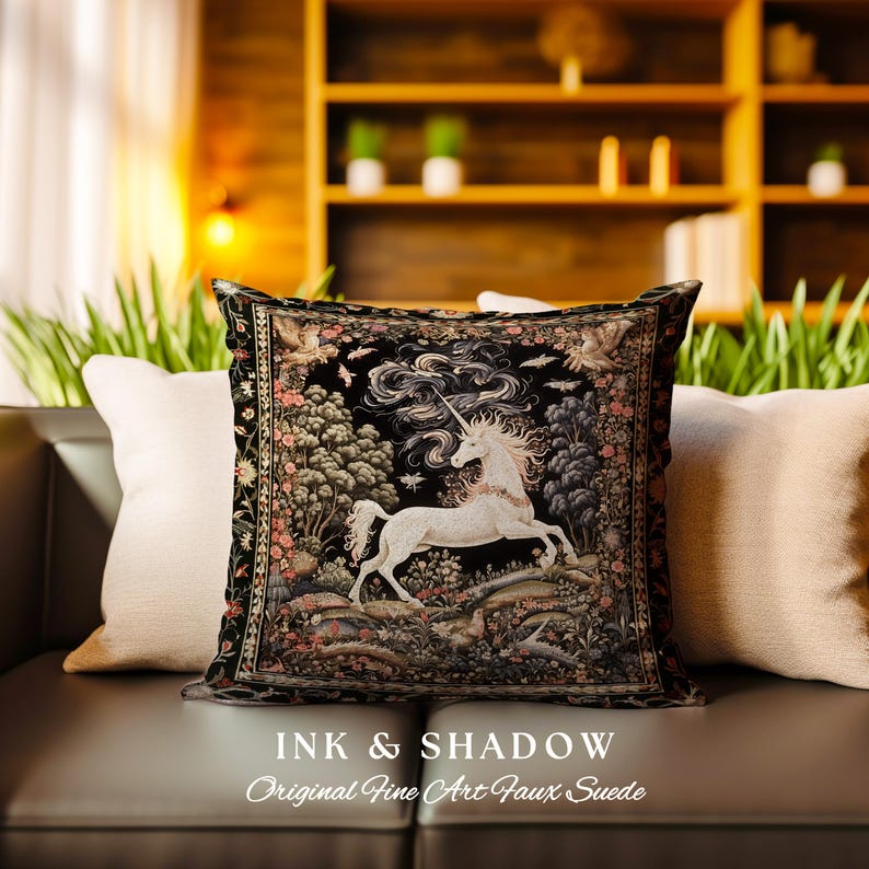 K&ouml;nnte beinhalten: Ein schwarzes Kissen mit einem Gobelinmuster, das ein wei&szlig;es Einhorn zeigt, das durch einen Wald rennt. Das Kissen tr&auml;gt den Text "Ink & Shadow Original Fine Art Faux Suede", der unten aufgedruckt ist.