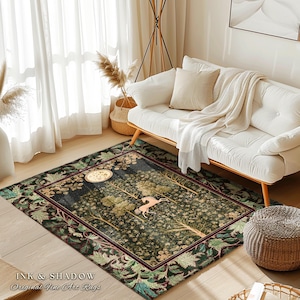 K&ouml;nnte beinhalten: Ein rechteckiger Teppich mit einer dunkelgr&uuml;nen Waldszene, einem hellen Einhorn in der Mitte, einem kreisf&ouml;rmigen Mond und einer detaillierten Blumenbord&uuml;re. Der Text INK & SHADOW Original Fine Art Rugs steht in der unteren linken Ecke.