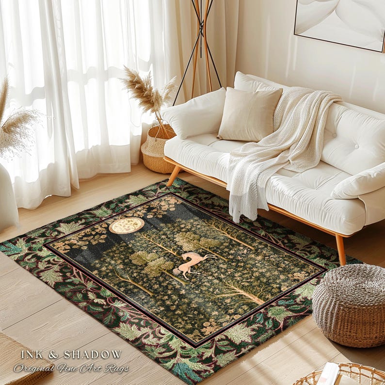 K&ouml;nnte beinhalten: Ein rechteckiger Teppich mit einer dunkelgr&uuml;nen Waldszene, einem hellen Einhorn in der Mitte, einem kreisf&ouml;rmigen Mond und einer detaillierten Blumenbord&uuml;re. Der Text INK & SHADOW Original Fine Art Rugs steht in der unteren linken Ecke.