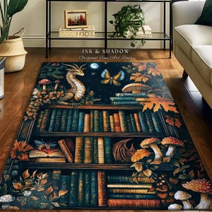 Könnte beinhalten: Ein rechteckiger Teppich mit einer detaillierten Illustration eines Bücherregals voller alter Bücher, Herbstblätter, Pilze, eines Drachen und eines Schmetterlings unter einem Nachthimmel. Der Text INK & SHADOW Original Fine Art Rugs ist zu sehen.