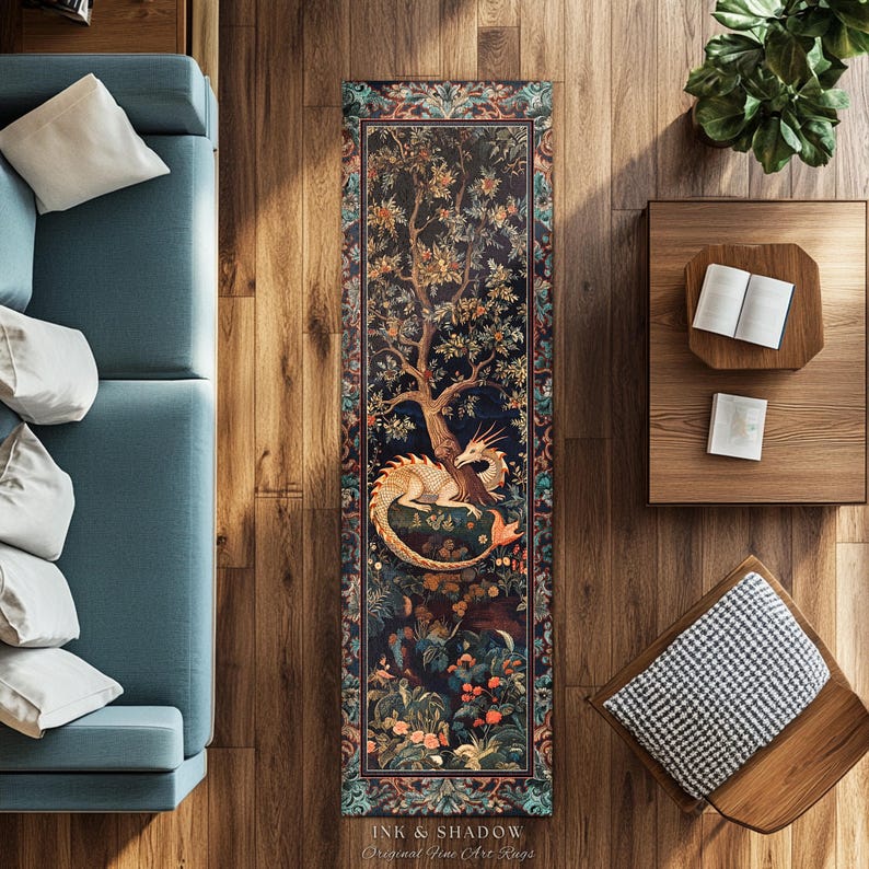 K&ouml;nnte beinhalten: Ein rechteckiger Teppich mit einer detaillierten Illustration eines goldenen Drachen, der sich um einen Baum windet, umgeben von dunklem Laub und Blumen. Der Teppich hat eine dekorative Bord&uuml;re und den Text "INK & SHADOW Original Fine Art Rugs" unten.