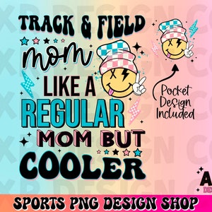 Puede incluir: Un diseño gráfico colorido con el texto "Track & Field Mom Like A Regular Mom But Cooler" en estilo retro. El diseño presenta una cara sonriente con un sombrero a cuadros y un rayo. El texto "Pocket Design Included" también está incluido.
