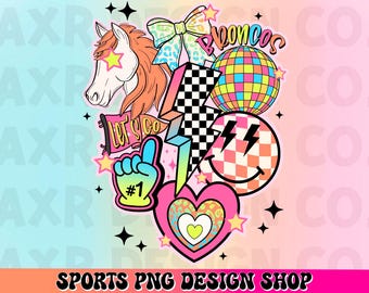 Könnte beinhalten: Ein farbenfrohes Grafikdesign mit einem Pferdekopf, einem Blitz, einem Smiley, einer Discokugel, einem Herzen und einem Banner mit der Aufschrift "Let's Go". Das Design enthält auch das Wort "Broncos" und die Nummer "#1".