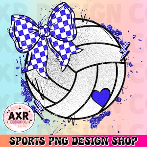 Op de afbeelding: Een witte volleybal met een blauw-wit geblokte strik erop. De volleybal heeft een blauw hart erop en is omringd door blauwe glitter. De achtergrond is een regenboog van kleuren.