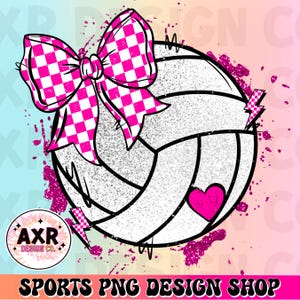 Pode incluir: Uma bola de voleibol branca com um laço xadrez rosa e branco e um coração rosa. A bola de voleibol está cercada por glitter rosa e respingos brancos.