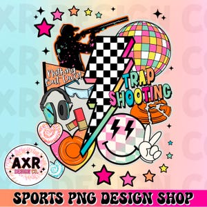 Puede incluir: Un diseño digital colorido con elementos de tiro al plato. Incluye una silueta de tirador, un rayo a cuadros blanco y negro, una bola de discoteca y las palabras "TRAP SHOOTING" y "Nothing But Dust". También incluye una carita sonriente, estrellas y un logotipo.
