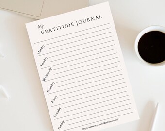 Op de afbeelding: Een printbaar dankbaarheidsdagboek met een eenvoudig ontwerp. Het dagboek heeft de zwarte titel "My Gratitude Journal" en somt elke dag van de week op met regels om te schrijven.