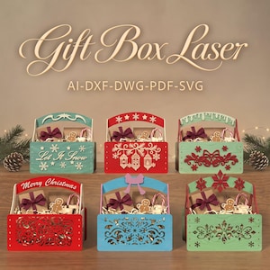 Op de afbeelding: Zes houten geschenkdozen met lasergesneden kerstontwerpen in rood, blauw en groen. De tekst "Gift Box Laser" en "AI-DXF-DWG-PDF-SVG" staat erboven. Elke doos bevat ingepakte cadeaus, een peperkoekmannetje en een zuurstok met feestelijke motieven.