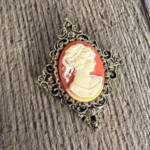 Vintage Signed Gerrys Cameo Brooch