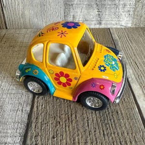 Kintoy Volkswagen Diecast Car/ Pull and Go
