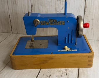 Sewmaster Childs Miniature Sewing Machine Hand Crank and Battery Operated