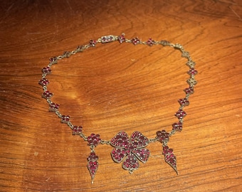 Elegant antique necklace with garnets, from early 20th. Century