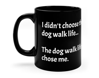 Tasse à café drôle de propriétaire de chien - « Je n'ai pas choisi la vie de promenade de chien... La vie de promenade de chien m'a choisi » - Parfait pour les amoureux des chiens - Tasse de 11 oz
