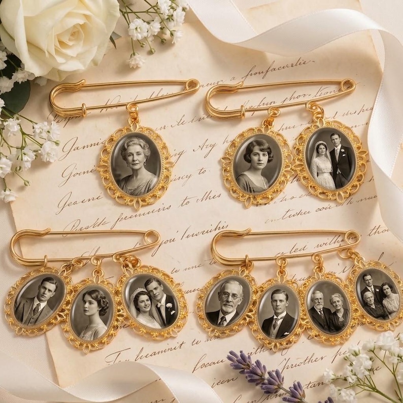 Puede incluir: Cuatro imperdibles de tono dorado, cada uno con uno o m&aacute;s colgantes ovalados que contienen retratos fotogr&aacute;ficos en blanco y negro. Los colgantes tienen marcos ornamentados de estilo filigrana, dispuestos para mostrar varios retratos.