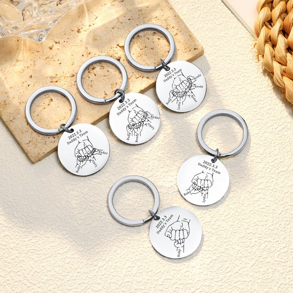 Daddy‘s Team - Personalized Keychain with Fist 1-5 Names Bump Design -Keychain for Dad-Father's Day Gift