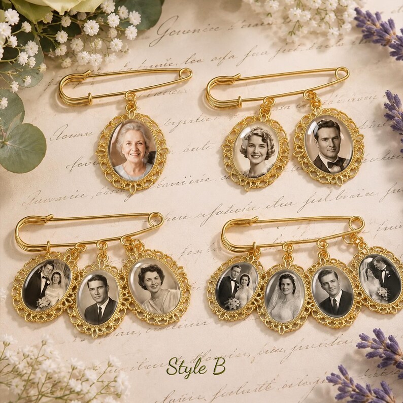 Puede incluir: Cuatro broches de imperdible en tono dorado con marcos ovalados que contienen retratos en blanco y negro. Los broches muestran uno, dos o tres dijes fotogr&aacute;ficos colgantes con bordes ornamentados. El texto Style B es visible abajo.