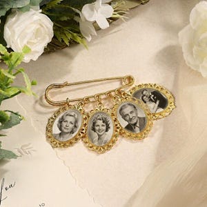 Puede incluir: Una bandeja de servir de madera hecha a mano con acabado natural. Tiene forma rectangular, bordes elevados y dos asas. La veta de la madera es visible. Dimensiones: aprox. 40 cm de largo y 25 cm de ancho.