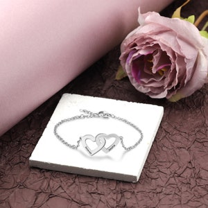 Personalisiertes Herz Charm Armband mit zwei Herzen, Name Frauen Schmuck, Geschenk für Freundin